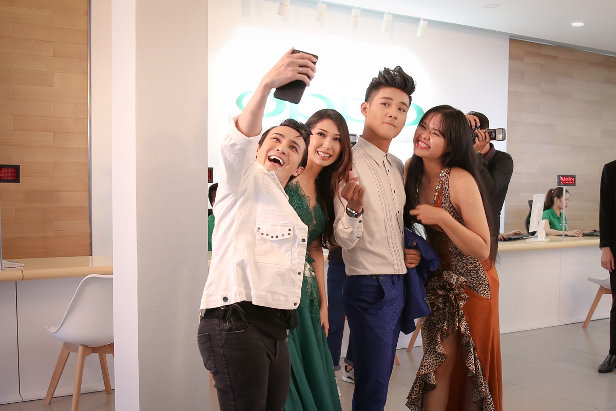 Yến Trang bị tố xô ngã, chèn ép Khổng Tú Quỳnh trong Lật Mặt Showbiz Yến Trang bị tố xô ngã, chèn ép Khổng Tú Quỳnh trong Lật Mặt Showbiz
